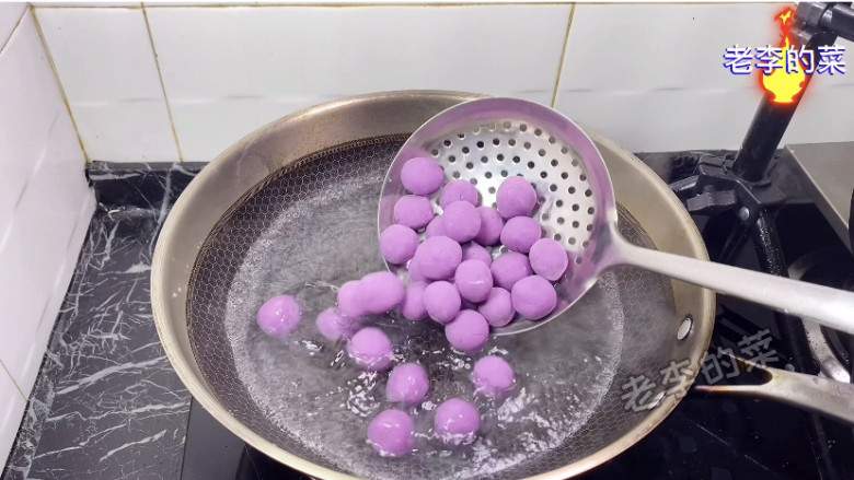 自制香甜软糯的素葡萄教程,把紫薯球下锅煮熟。
