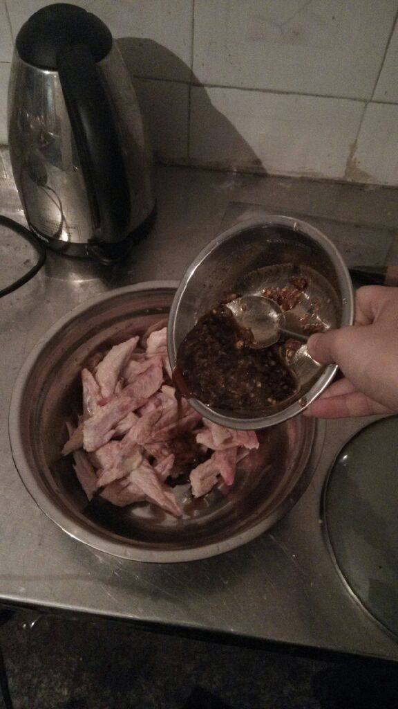 蒜香翅尖,把调好的酱汁到入鸡翅尖，拌均匀……腌十分钟