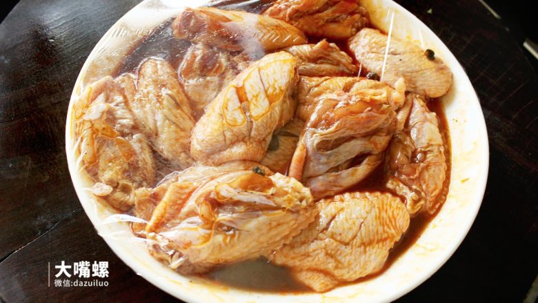 劲脆特制炸鸡翅丨大嘴螺,套上保鲜膜，放入冰箱内腌制1晚