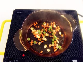 鸡肉蔬菜魔方,然后把玉米粒、甜豌豆和胡萝卜丁，烧开水先煮5-8分钟。
》小宝宝吃先煮一会，后面再蒸，这样成品口感会更软。