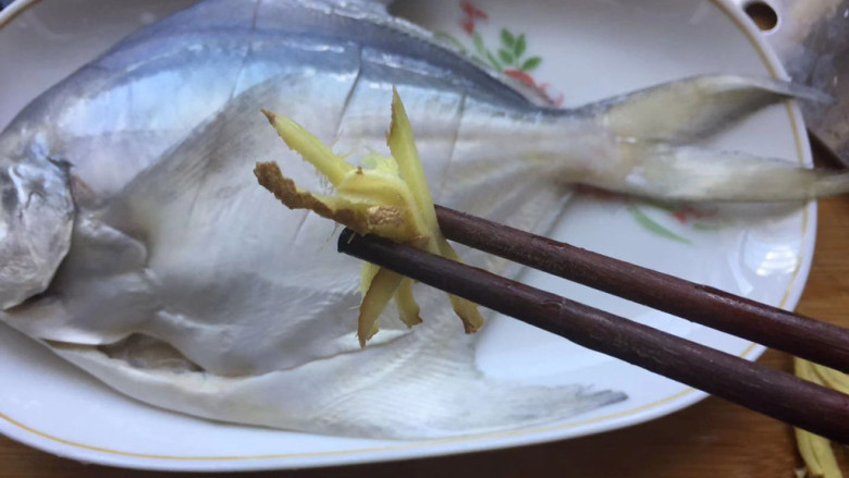 清蒸鲳鱼,将鱼放入盘中，加入姜丝