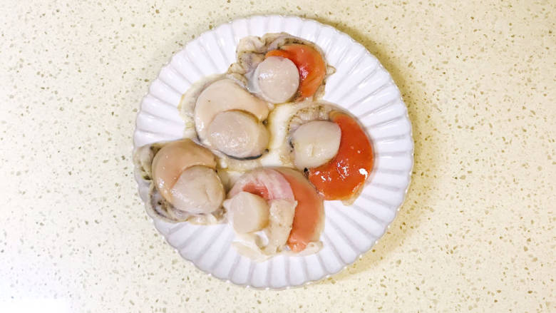 蛤蜊水饺,去掉外壳，去掉内脏，切碎备用