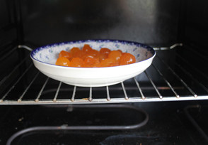 广式莲蓉蛋黄月饼,入烤箱160度烤5分钟左右，不要烤开裂或者烤出油，烤7分熟即可（根据自己家烤箱情况操作）