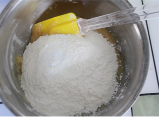 广式莲蓉蛋黄月饼,倒入剩下的粉，搅拌均匀