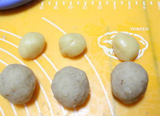 广式莲蓉蛋黄月饼,取15克饼皮，和包好蛋黄的月饼馅