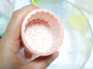广式莲蓉蛋黄月饼,月饼模具里倒入面粉，然后在磕出多余的面粉，有浮面即可。