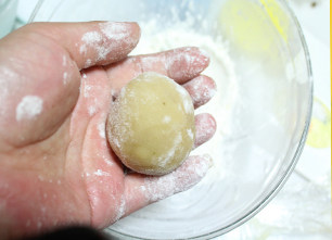 广式莲蓉蛋黄月饼,好的月饼馅上也滚上少许面粉（稍微弄成椭圆形比较好入模，也不容易伤到月饼边）。