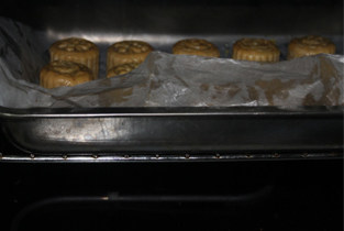 广式莲蓉蛋黄月饼,在入烤箱烤制8分钟左右，上色即可