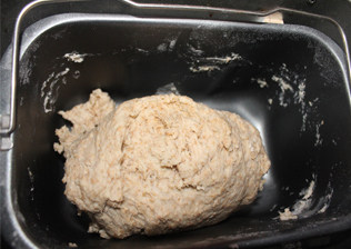 全麦豆沙小餐包 ,把面包材料除黄油外，全部加入面包机启动和面程序