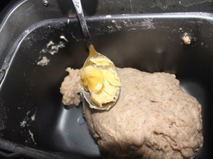 全麦豆沙小餐包 ,根据面包机提示加入黄油，揉至面团达到扩展阶段即可