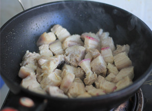 海参红烧肉,锅内到少许油烧热，放入焯好的五花肉煸炒至五花肉涂油，颜色变焦黄即可