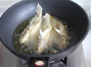椒盐黄花鱼,油7-8成热的时候下鱼炸，炸到外表金黄即可