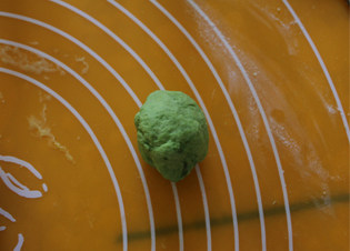 南瓜豆沙包,少许糯米粉加少许绿茶粉，揉成绿茶面团