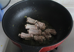 香辣蒜子炒排骨 ,锅内放油，烧热，放入排骨煎至两面金黄