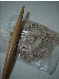 面包机版芝麻肉松,去掉葱姜，压熟的肉块放入保鲜袋用擀面杖砸碎。