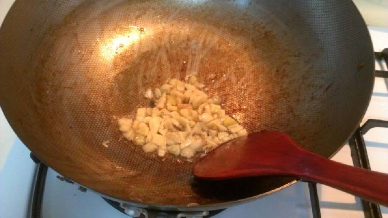 酱爆基围虾,热油锅，先爆大蒜生姜末。