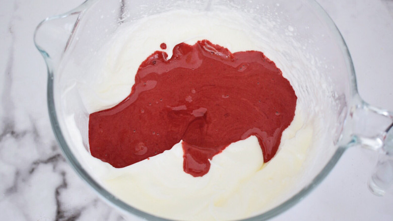 红曲蛋糕卷,再把拌匀的蛋黄糊倒回蛋白霜中，翻拌或上下拌匀