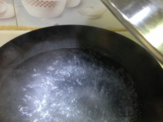 臣不二的芒果西米露〜,热锅 水烧开 稍微多放点水 一定要烧开 不然卡窝啊！