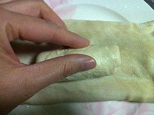 奶香芝麻卷,将光滑的一面在湿毛巾上沾一下