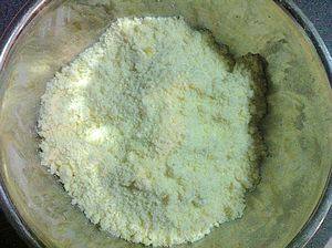 绣球饼,用油面混合器压或用双手搓的办法把黄油和粉类混合成粗的颗粒