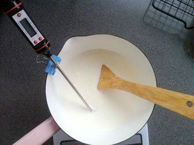 花生牛轧糖,把<a style='color:red;display:inline-block;' href='/shicai/ 8197'>淡奶油</a>、麦芽糖浆、白砂糖称量在小锅里，准备好食品温度计，找一把木勺或者耐热橡皮刮刀（要注意不管你用什么工具来搅拌，一定要能够搅拌到锅子的任何一个角落，以免熬制过程中搅拌不到的角落会糊掉）