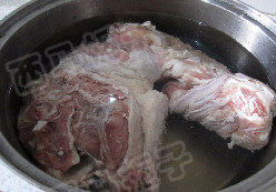 羊肉烩面,泡好的羊肉和羊骨放入汤锅中