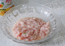 鱼香肉丝,里脊肉切成丝，加入水淀粉和鸡粉上浆