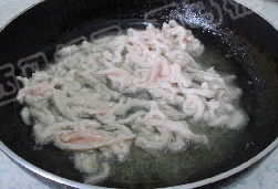 鱼香肉丝,锅中注入油，烧热下入肉丝煸炒至变色。捞出