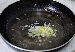 鱼香肉丝,锅中留底油，下入葱姜蒜炒出香味