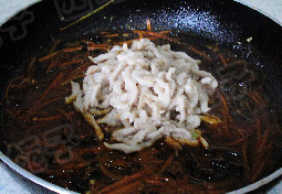 鱼香肉丝,烧至汤汁粘稠后加入肉丝炒匀