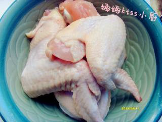 红绿剁椒蒸鸡翅,鸡翅用盐腌制十分钟