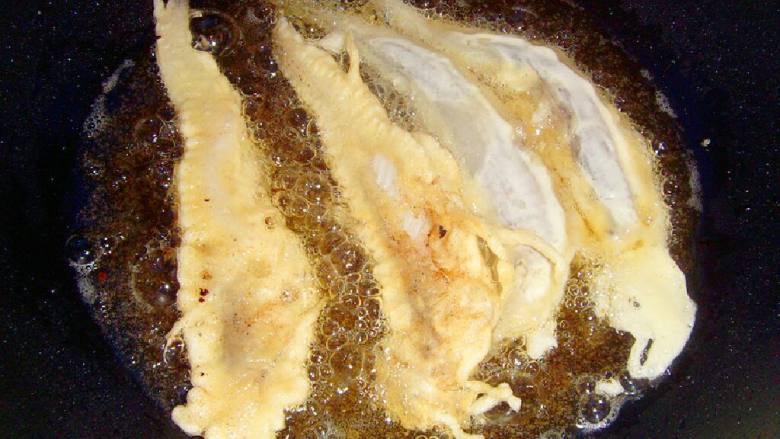 椒盐小龙鱼,挂上糊放七成热油锅炸。炸透一面在翻。龙鱼太嫩。没定型很容易碎 。