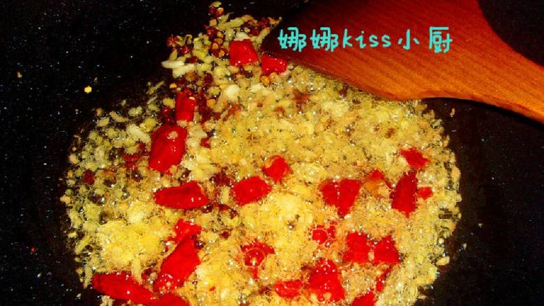 香辣爆炒海瓜子,热锅冷油放入备用佐料。花椒粒煸香
