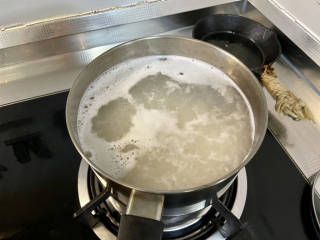 家常拌面➕家常葱油拌面,水再开加入适量手擀面，用筷子搅散，小火炖煮三分钟