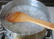 椰浆双薯西米露,锅中坐水煮至沸腾后转小火，下入西米