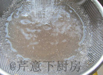 椰浆双薯西米露,过滤出西米，用凉水冲洗干净