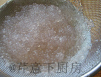 椰浆双薯西米露,再次过凉水冲洗干净，得到晶莹剔透的熟西米；沥干水分备用