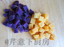 椰浆双薯西米露,将蒸好的紫薯和红薯切出一些小粒备用
