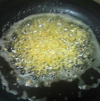 泰风海鲜汤,待黄油慢慢融化放入姜末和蒜末炒香