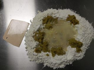 全麦红薯餐包,粉类倒在揉面垫上，中间扒窝，倒入液体
