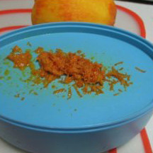 橙香烟熏鸡腿,将橙子洗干净，用工具擦出橙皮屑备用。