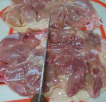 橙香烟熏鸡腿,鸡腿肉鸡皮朝下放在案板上，用刀将鸡腿肉切几刀，使肉的薄厚程度平均点