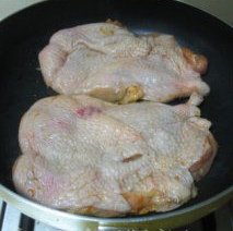 橙香烟熏鸡腿,将鸡腿肉放入不粘锅内，鸡皮朝上放入