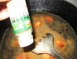 豆腐酸辣汤,放入适量盐、鸡精、白胡椒粉（多放），酱油盖上盖子等水烧开