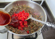 希腊风味焗烤面,大火烧开后，加入西红柿丁和番茄酱，翻炒均匀