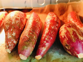 芝士烤红薯,放入烤盘中，200度烤1小时