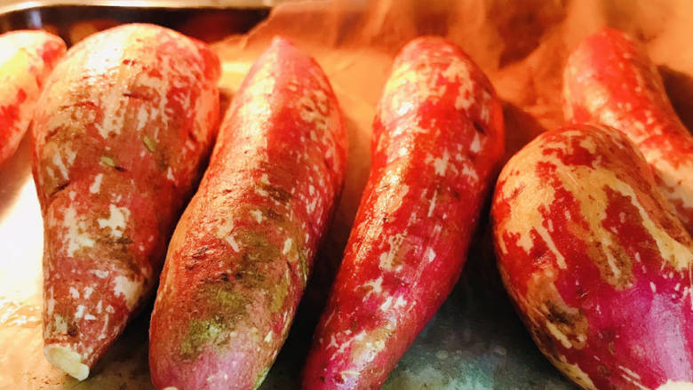 芝士烤红薯,放入烤盘中，200度烤1小时
