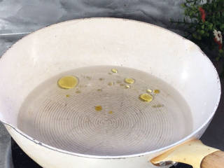 西兰花炒虾仁,起锅烧开水，加少许盐和油