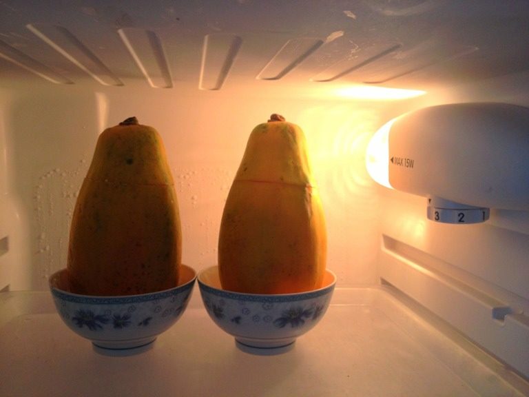 木瓜冻奶,盖上切下来的木瓜盖子，入冰箱冷藏一晚，次日，便可享用！