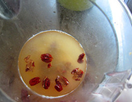 桂圆红枣小米糊,加入去核的红枣，同时加水到豆浆机上下水位之间